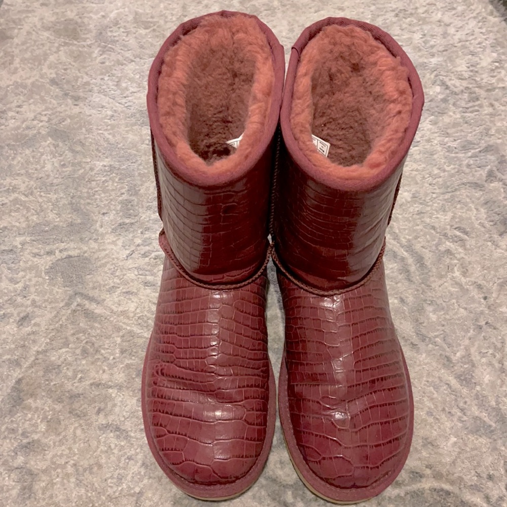 Waterproof textured burgundy UGGs! Rare!!